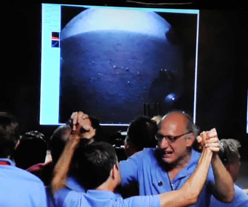 مسبار فضائي يهبط على كوكب المريخ للبحث عن أدلة على وجود مقومات أساسية للحياة - فيديو