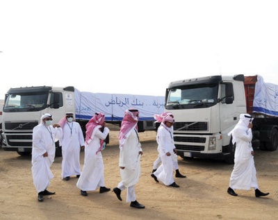 قافلة بنك الرياض الرمضانية تستأنف رحلتها لمساعدة الأسر المحتاجة