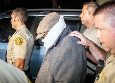 اعتقال صانع الفيلم المُسيء متخفياً بوشاح - فيديو