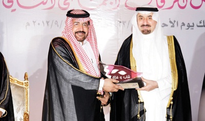 نائب أمير الشرقية يكرّم مجموعة المد الله العقارية