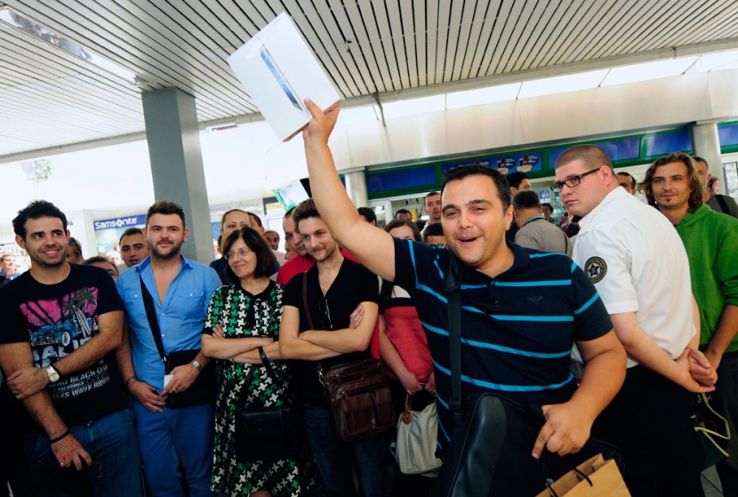 طوابير في سيدني وطوكيو لاستقبال هاتف أبل الذكي الجديد اي فون 5  "صور و فيديو"