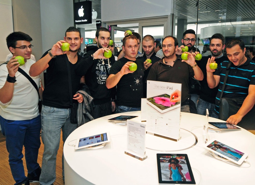 طوابير في سيدني وطوكيو لاستقبال هاتف أبل الذكي الجديد اي فون 5  "صور و فيديو"