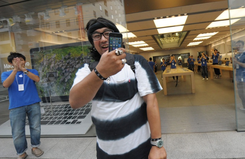 طوابير في سيدني وطوكيو لاستقبال هاتف أبل الذكي الجديد اي فون 5  "صور و فيديو"