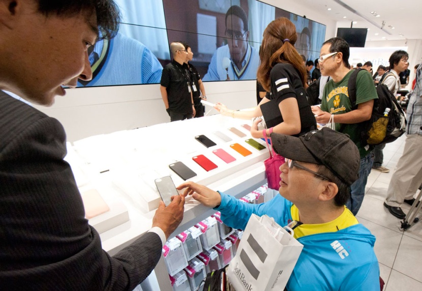 طوابير في سيدني وطوكيو لاستقبال هاتف أبل الذكي الجديد اي فون 5  "صور و فيديو"