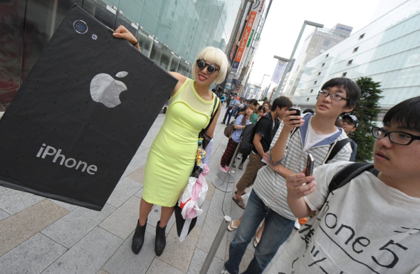طوابير في سيدني وطوكيو لاستقبال هاتف أبل الذكي الجديد اي فون 5  "صور و فيديو"