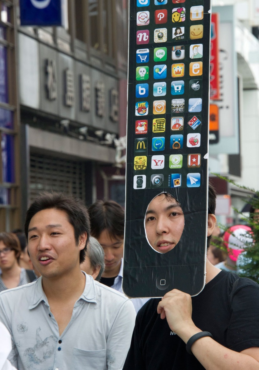 طوابير في سيدني وطوكيو لاستقبال هاتف أبل الذكي الجديد اي فون 5  "صور و فيديو"