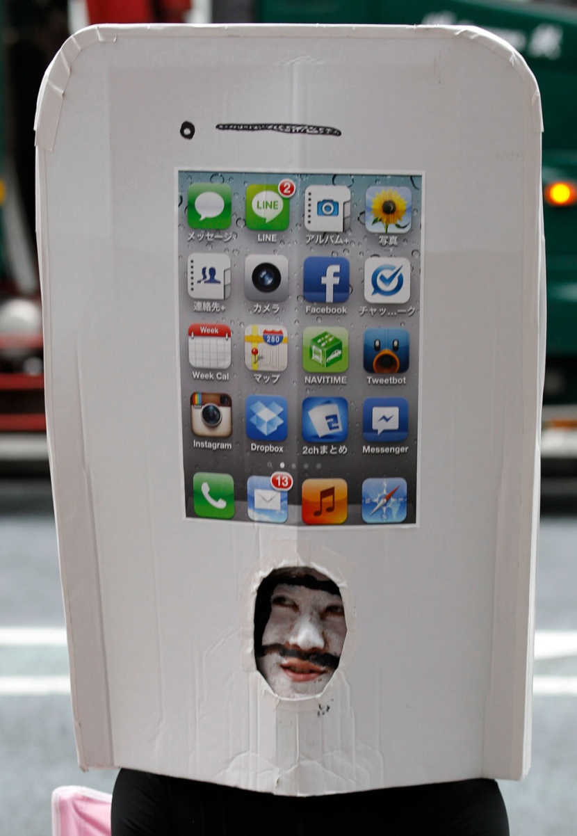 طوابير في سيدني وطوكيو لاستقبال هاتف أبل الذكي الجديد اي فون 5  "صور و فيديو"