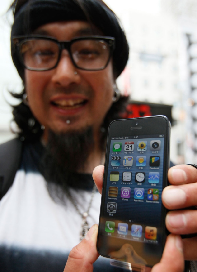 طوابير في سيدني وطوكيو لاستقبال هاتف أبل الذكي الجديد اي فون 5  "صور و فيديو"