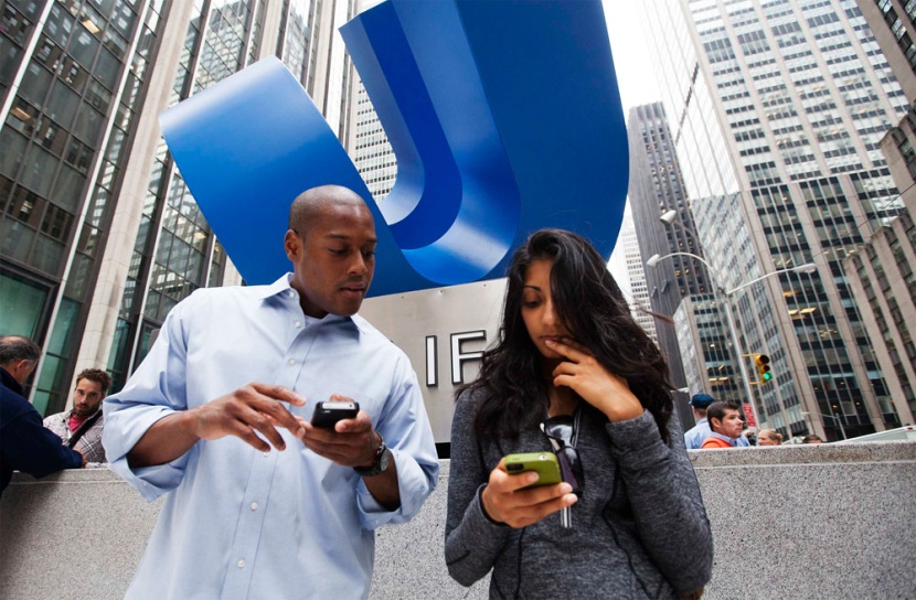 طوابير في سيدني وطوكيو لاستقبال هاتف أبل الذكي الجديد اي فون 5  "صور و فيديو"