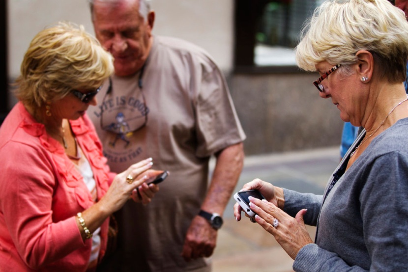 طوابير في سيدني وطوكيو لاستقبال هاتف أبل الذكي الجديد اي فون 5  "صور و فيديو"