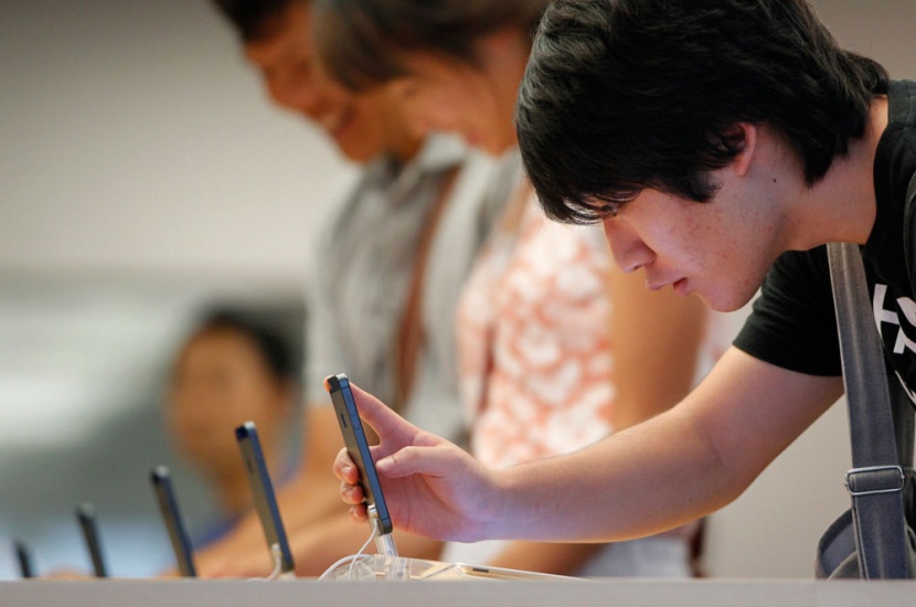 طوابير في سيدني وطوكيو لاستقبال هاتف أبل الذكي الجديد اي فون 5  "صور و فيديو"