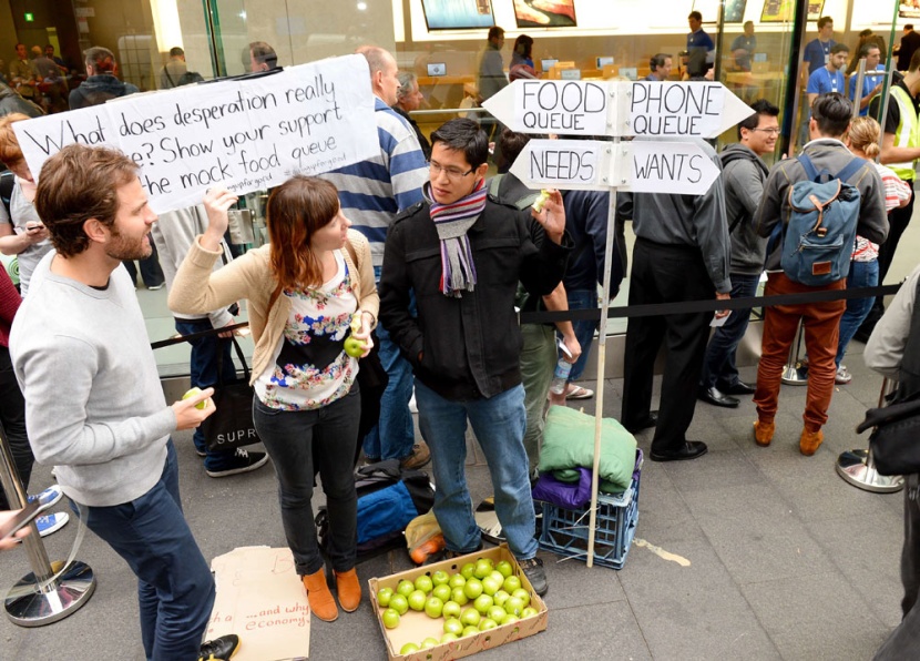طوابير في سيدني وطوكيو لاستقبال هاتف أبل الذكي الجديد اي فون 5  "صور و فيديو"