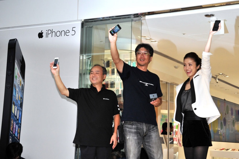 طوابير في سيدني وطوكيو لاستقبال هاتف أبل الذكي الجديد اي فون 5  "صور و فيديو"