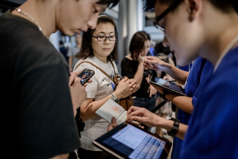 طوابير في سيدني وطوكيو لاستقبال هاتف أبل الذكي الجديد اي فون 5  "صور و فيديو"