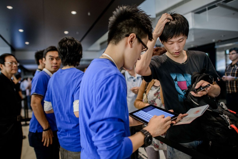 طوابير في سيدني وطوكيو لاستقبال هاتف أبل الذكي الجديد اي فون 5  "صور و فيديو"