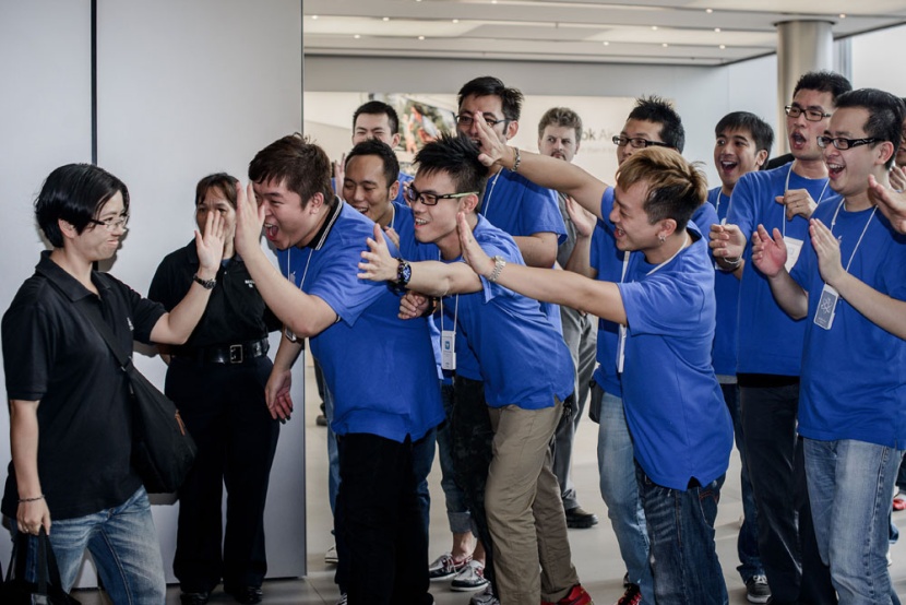 طوابير في سيدني وطوكيو لاستقبال هاتف أبل الذكي الجديد اي فون 5  "صور و فيديو"