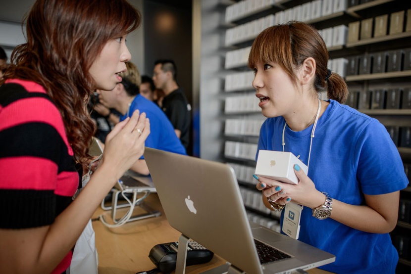 طوابير في سيدني وطوكيو لاستقبال هاتف أبل الذكي الجديد اي فون 5  "صور و فيديو"