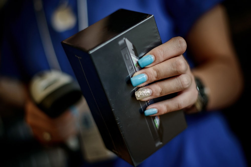 طوابير في سيدني وطوكيو لاستقبال هاتف أبل الذكي الجديد اي فون 5  "صور و فيديو"