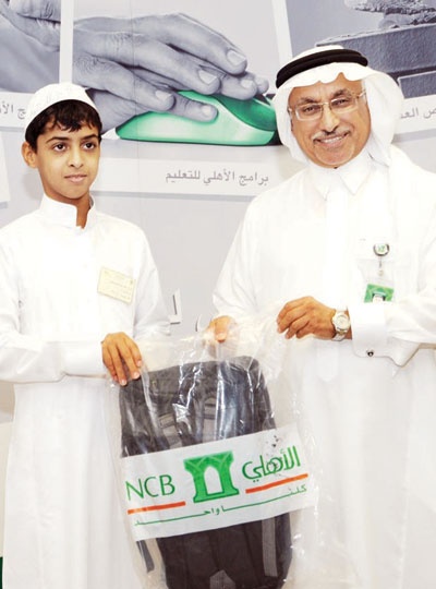 البنك الأهلي يوزع حقائب مدرسية لأكثر من 31 ألف طالب يتيم