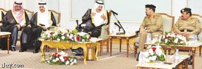 أحمد بن عبد العزيز يحمل راية خدمة الحجيج