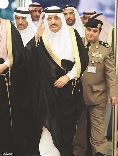 أحمد بن عبد العزيز يحمل راية خدمة الحجيج
