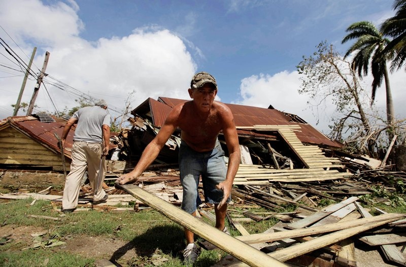 نيويورك تعلن الطوارئ مع اقتراب اعصار ساندي بعد مقتل 38 شخصا في الكاريبي - فيديو