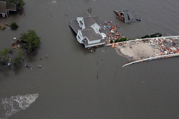 قصة مصورة : الساحل الشرقي الأمريكي يحاول إزالة آثار الإعصار ساندي - فيديو