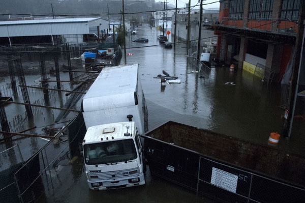 قصة مصورة : الساحل الشرقي الأمريكي يحاول إزالة آثار الإعصار ساندي - فيديو