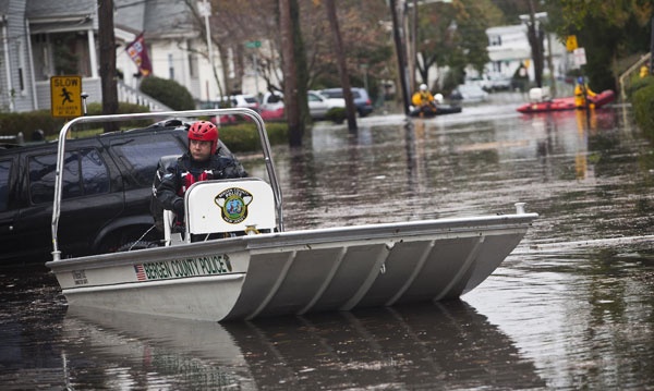قصة مصورة : الساحل الشرقي الأمريكي يحاول إزالة آثار الإعصار ساندي - فيديو