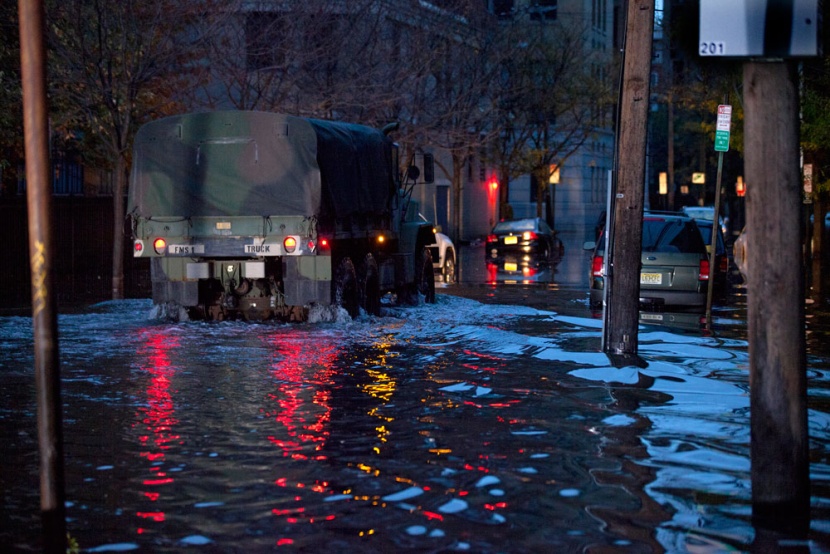 قصة مصورة.. "ساندي" يقتل 37 شخص في نيويورك ويخلف أضرارا بقيمة  50 مليار دولار