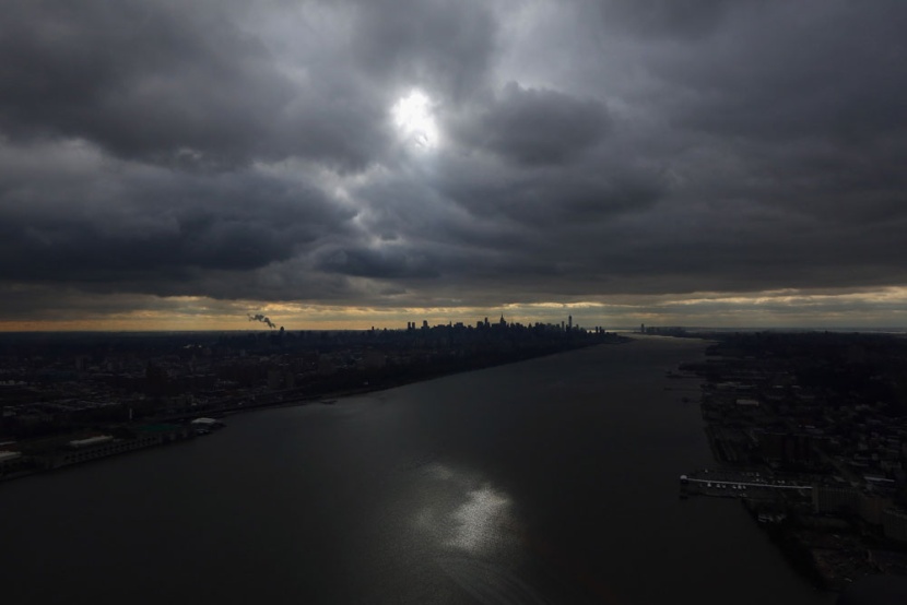 قصة مصورة.. "ساندي" يقتل 37 شخص في نيويورك ويخلف أضرارا بقيمة  50 مليار دولار