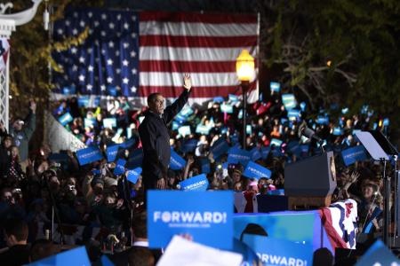 قصة مصورة : أوباما يهنئ رومني على الحملة الانتخابية "المفعمة بالحماس"