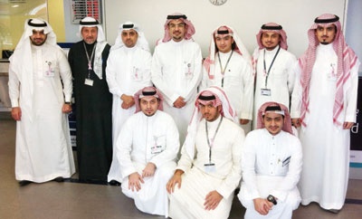 موظفو بنك الرياض يرتدون الشريط الوردي دعماً لحملة «لك يا غالية» للتوعية بسرطان الثدي