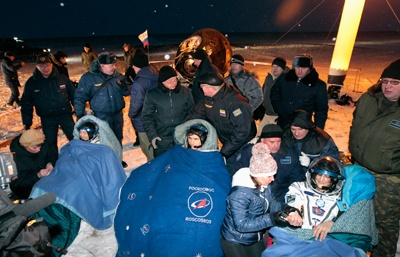 قصة مصورة : عودة مركبة الفضاء الروسية سويوز للارض