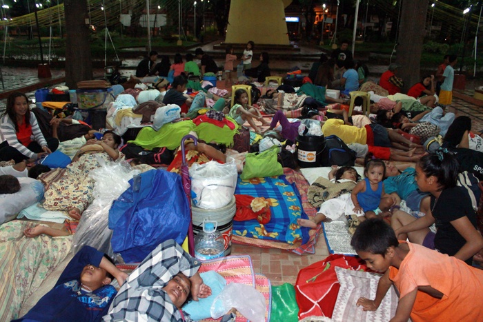 قصة مصورة : إعصار يضرب الفلبين ويقتل 230 شخصا ويشرد الآلاف - فيديو