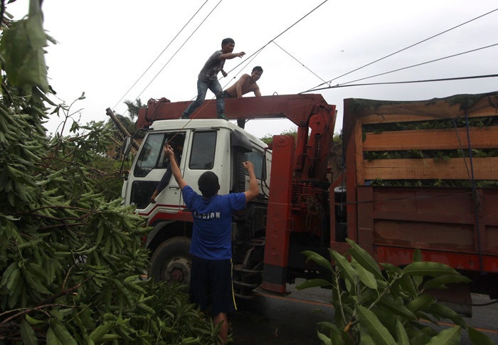 قصة مصورة : إعصار يضرب الفلبين ويقتل 230 شخصا ويشرد الآلاف - فيديو