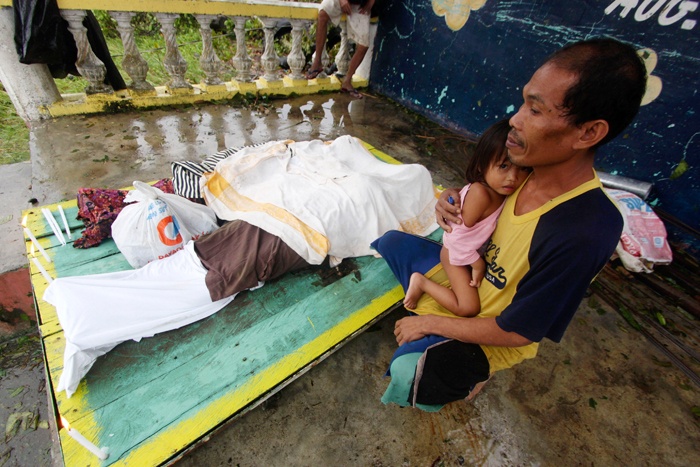 قصة مصورة : إعصار يضرب الفلبين ويقتل 230 شخصا ويشرد الآلاف - فيديو