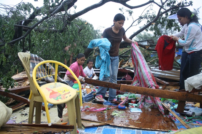 قصة مصورة : إعصار يضرب الفلبين ويقتل 230 شخصا ويشرد الآلاف - فيديو