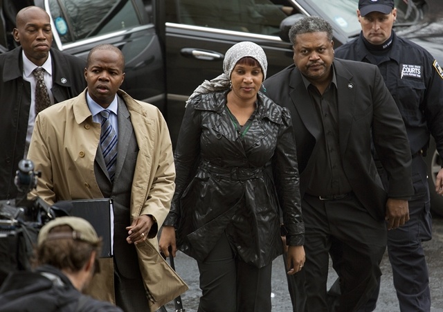 قصة مصورة .. اتفاق سري في قضية ستروس كان وعاملة الفندق يضع حدا للقضية - فيديو