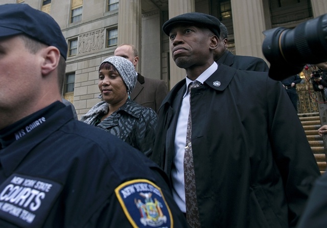 قصة مصورة .. اتفاق سري في قضية ستروس كان وعاملة الفندق يضع حدا للقضية - فيديو