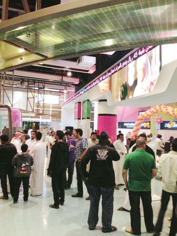 معارض «زين السعودية» تشهد إقبالاً على مبيعات آيفون 5