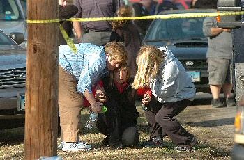 الشرطة الأمريكية تصف الهجوم الذي قتل فيه 20 طفلاً في مدرسة أنه مأسآة - فيديو