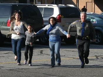 الشرطة الأمريكية تصف الهجوم الذي قتل فيه 20 طفلاً في مدرسة أنه مأسآة - فيديو