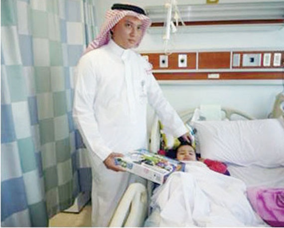 بنك الرياض يقدم الهدايا للأطفال المشاركين في مؤتمر مرض السكري