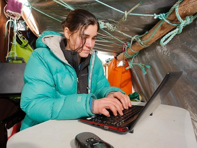 قصة مصورة .. ناشطة أسترالية تقضي 376 يوما فوق شجرة - فيديو