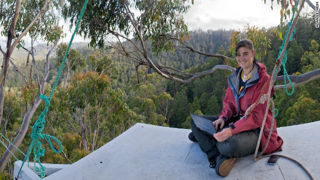 قصة مصورة .. ناشطة أسترالية تقضي 376 يوما فوق شجرة - فيديو