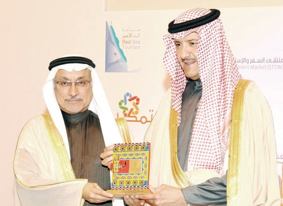 الأمير سلطان بن سلمان يكرّم رئيس مجلس إدارة البنك الأهلي