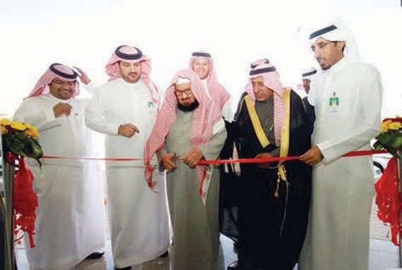 الشيخ المنيع يُدشِّن فرع البنك الأهلي في محافظة شقراء