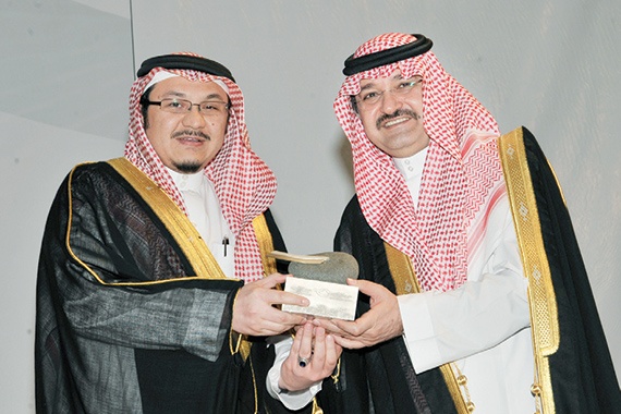 الأمير مشعل بن ماجد يكرِّم البنك الأهلي