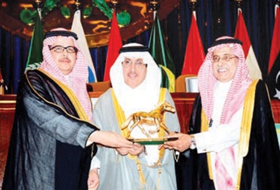 مدير عام الجمارك يكرم «الاتصالات السعودية»